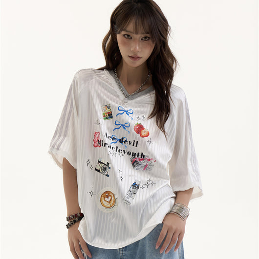 Playera Retro V-Escote con Letras Estampadas para Mujer - Image 10
