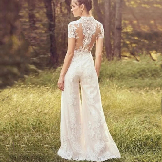 Vestido Pantalón Elegante de Encaje Blanco con Cuello Alto - Image 2