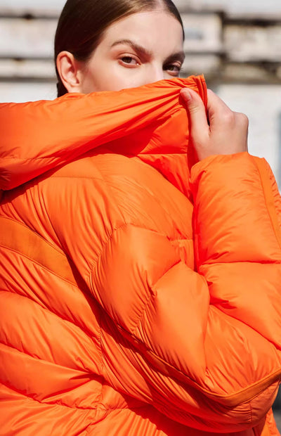 Chaqueta Acolchada Corta con Capucha de Plumón de Pato para Mujer - Image 3