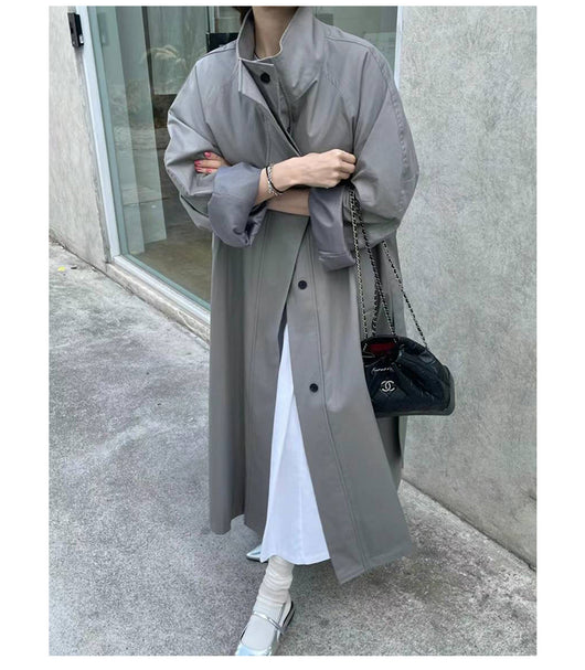 Gabardina Larga de Cuello Alto con Diseño Versátil y Elegancia Contemporánea - Image 10