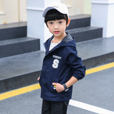 Abrigo Tipo Trench Infantil con Estampado de Letras - Image 10
