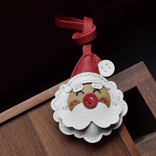 Estuche Artesanal para Llaves de Cuero de Oveja Navideño con Diseño Santa Claus - Image 5