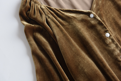Blusa Elegante de Terciopelo Dorado con Cuello en V y Mangas Largas - Image 6