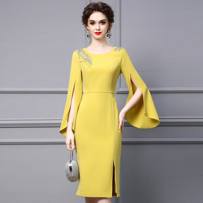Vestido Elegante con Mangas Acampanadas y Detalles de Diamantes Incrustados - Image 4