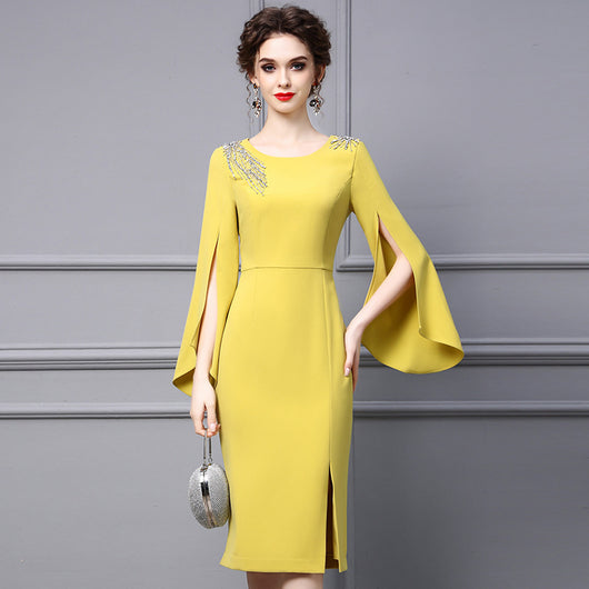 Vestido Elegante con Mangas Acampanadas y Detalles de Diamantes Incrustados - Image 4