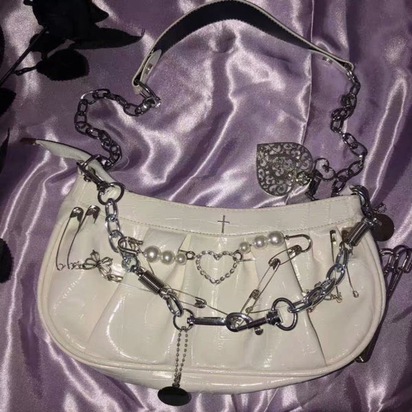 Bolso Bandolera Gótico de Cuero Charol con Diseño Plisado Multiuso