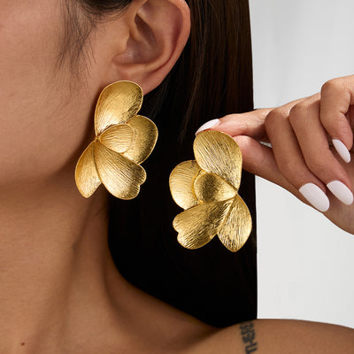 Aretes de Flor Plisada en Metal Líquido - Image 16