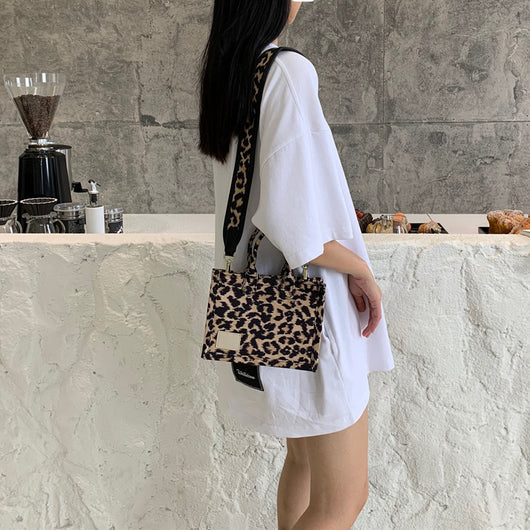 Bolsa Tote de Lona con Estampado de Leopardo y Correa Ancha - Image 2
