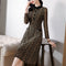 Vestido Floral Elegante con Solapa y Costuras Decorativas