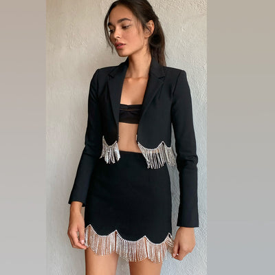 Traje Elegante Escote V con Falda Corta de Flecos Brillantes - Image 9
