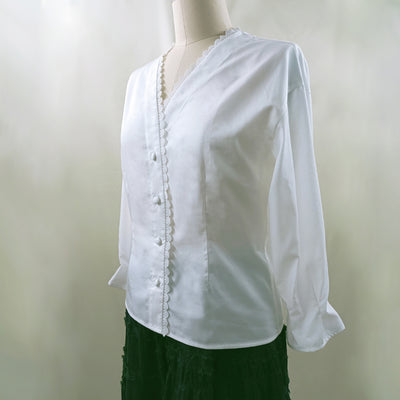 Blusa Blanca de Encaje con Cuello V, Fibra de Rosa y Aroma Floral - Diseño Premium - Image 9