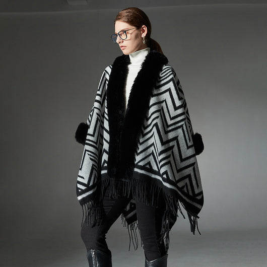 Chal Elegante con Cuello de Piel Jacquard Negro y Gris - Image 3