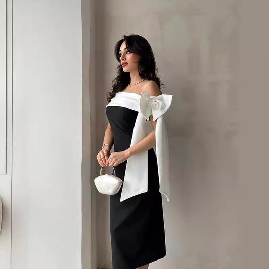Vestido de Cóctel Elegante con Hombros Descubiertos y Moño en Blanco y Negro - Image 3