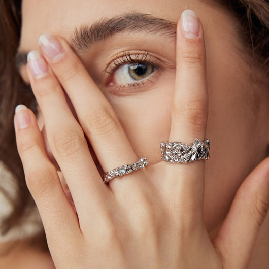 Anillo de Diseño Francés Nicho Lujo Ligero con Temperamento