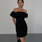 Vestido Negro Elegante con Volante y Hombro Descubierto