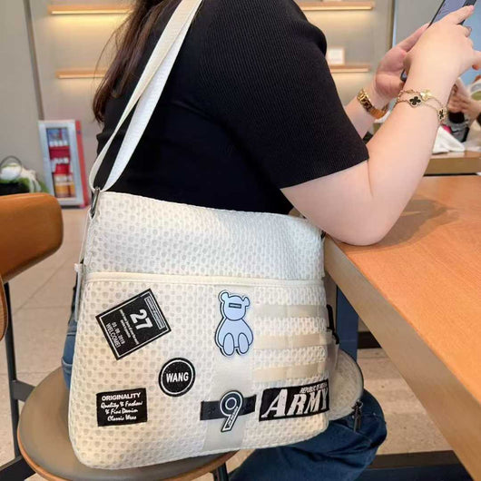 Bolsa Crossbody de Malla con Parches de Gran Capacidad