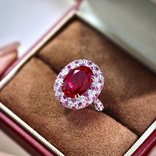 Anillo Oval con Rubí Central y Diamantes Engarzados