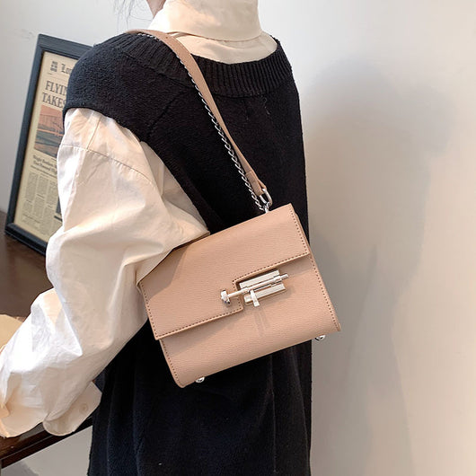 Bolso Diagonal de Mujer con Cadena Texturizada y Diseño Asimétrico - Image 9