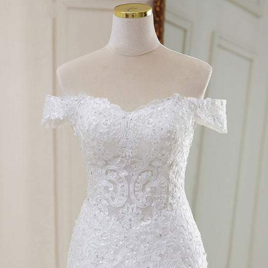 Vestido de Novia Blanco Elegante con Encaje, Cuello en V y Cola Larga - Image 9