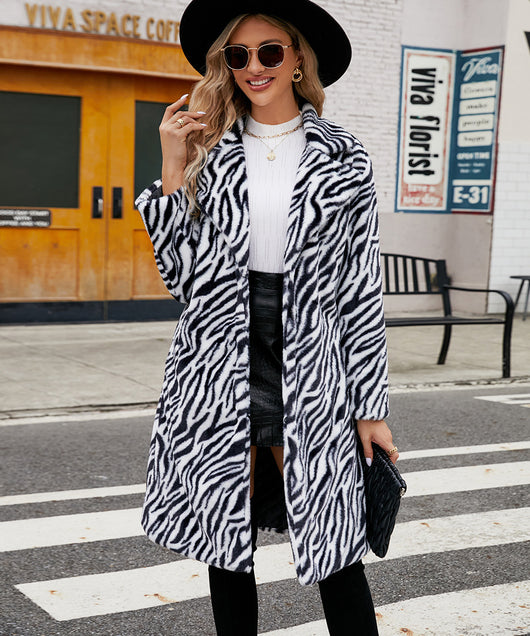 Abrigo Largo de Cuero Sintético con Patrón Cebra - Elegancia Urbana para Otoño e Invierno - Image 6