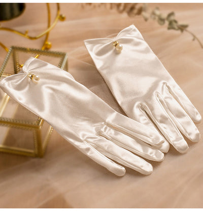 Guantes de Novia Cortos Estilo Audrey Hepburn con Perlas y Satén - Image 11