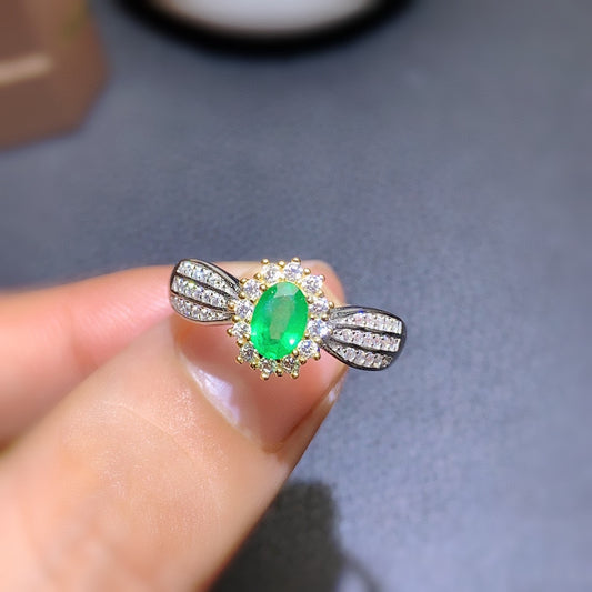 Anillo de Esmeralda Natural con Elegancia Femenina