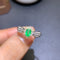 Anillo de Esmeralda Natural con Elegancia Femenina