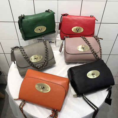 Bolso Bandolera de Cuero con Cadena - Diseño Versátil de Color Sólido - Image 8