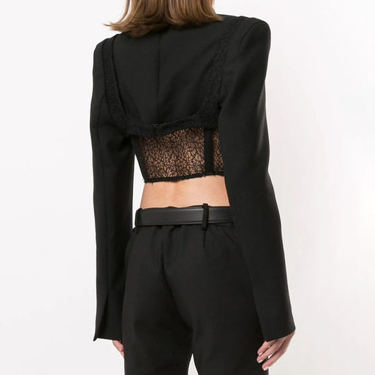 Traje con Escote V y Detalles de Encaje Calado - Image 10