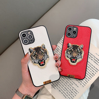 Funda para Teléfono de Cuero con Cabeza de Tigre Bordada - Image 9