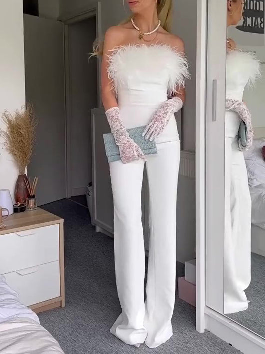 Jumpsuit Blanco Elegante con Hombros Descubiertos y Detalles en Plumas