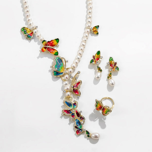 Conjunto de Tres Piezas: Collar, Anillo y Aretes de Perla de Agua Dulce con Diseño de Mariposa