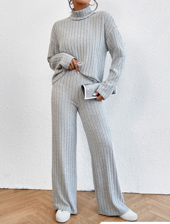 Conjunto Dos Piezas: Blusa Cuello Alto a Rayas y Pantalón Ancho Holgado