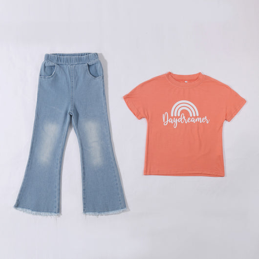 Playera Arcoíris con Cuello Redondo y Jeans Desgastados - Image 9