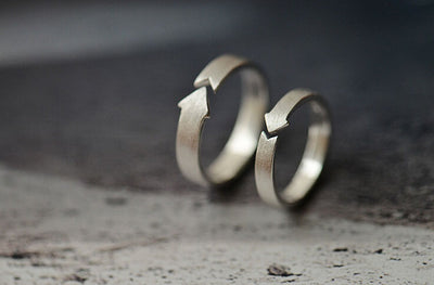 Anillo de Pareja en Plata Esterlina con Diseño de Flecha Cepillada