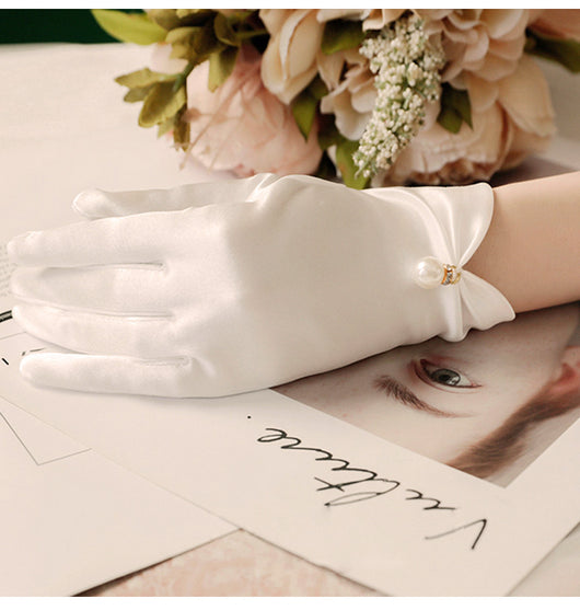 Guantes de Novia Cortos Estilo Audrey Hepburn con Perlas y Satén - Image 12