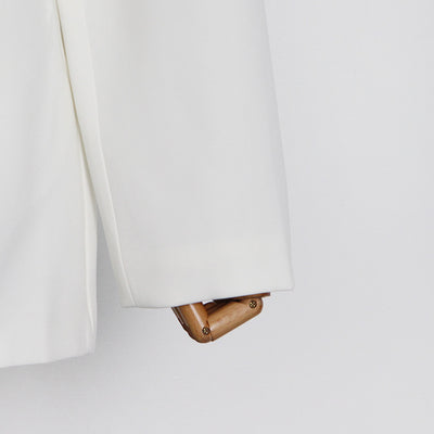 Blazer Entallado con Hombreras y Detalles Calados - Image 15