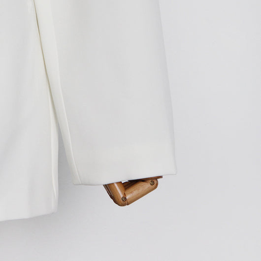 Blazer Entallado con Hombreras y Detalles Calados - Image 15