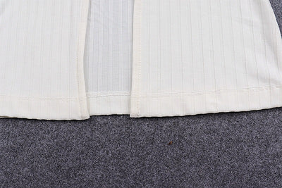 Playera Ajustada con Escote V y Detalles Brillantes - Image 10