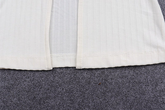 Playera Ajustada con Escote V y Detalles Brillantes - Image 10