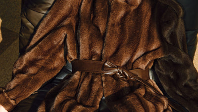Abrigo Eco-fur con Cinturón de Silueta 3D y Textura Visón - Image 7
