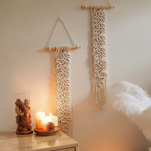 Tapiz Bohemio con Patrones Tejidos y Joyería Minimalista - Image 8