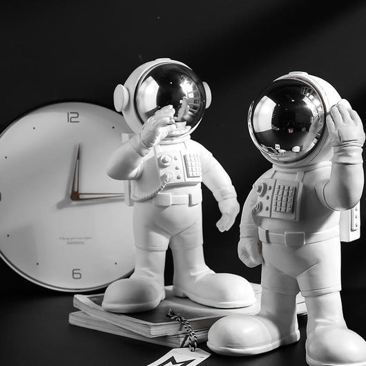 Figura Decorativa Astronauta en Resina - Modelo Artesanal - Image 4