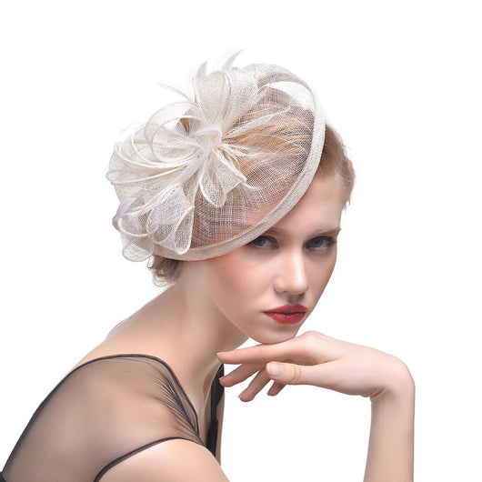 Tocado Nupcial con Plumas y Pasador Decorativo en Fibra Natural - Image 14