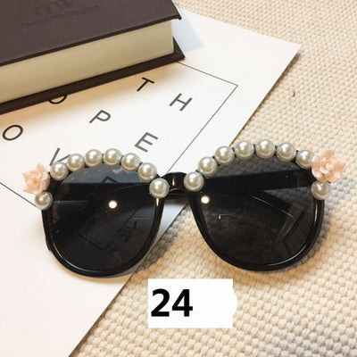 White round sunglasses with daisy flower embellishments on the frames and dark gradient lenses. - Image 24