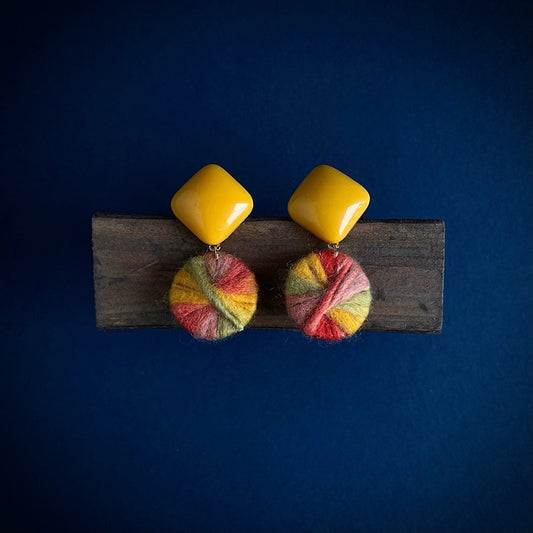 Aretes de Clip Gradiente Trenzados - Diseño Colorido y Moderno