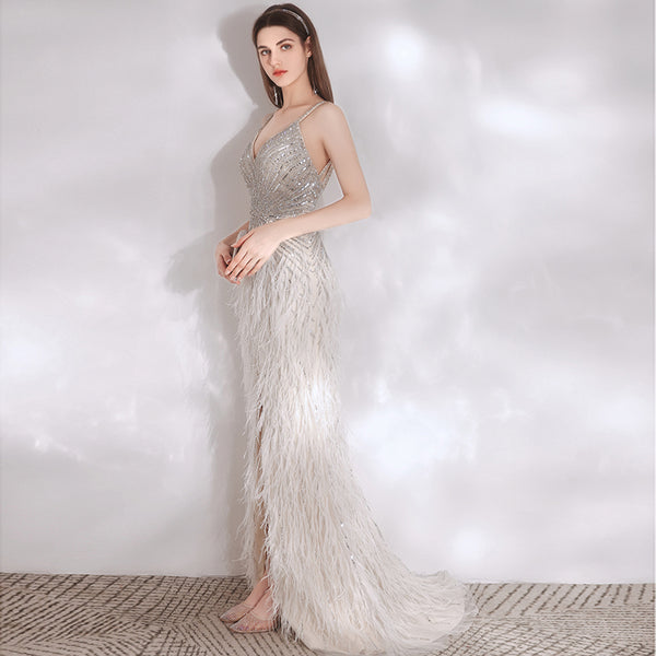 Vestido de Noche Elegante con Detalles en Pluma