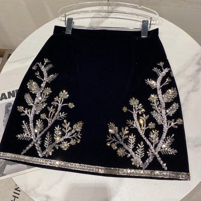 Traje de Terciopelo con Bordado de Lentejuelas y Hojas - Image 6