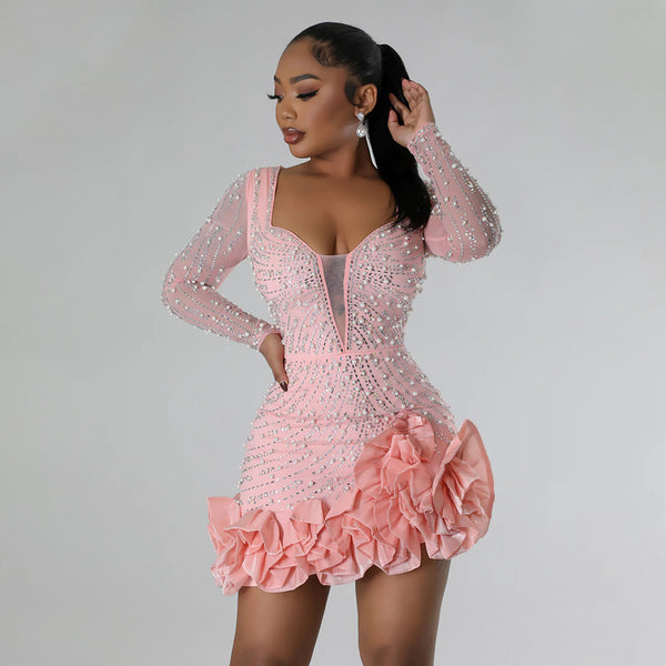 Vestido Ajustado con Bordados Elaborados y Detalles de Pedrería
