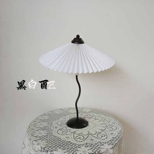 Lámpara Vintage de Mesita de Noche con Diseño Plisado Clásico - Image 3